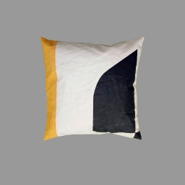 Coussin en voile motif jaune, blanc et noir et rembourrage en  liège